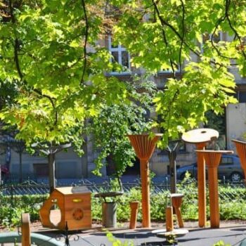 Fantasievolle Spielgeräte für Kinder auf dem Spielplatz in Krakau
