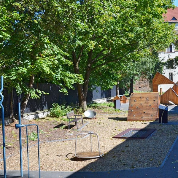 Kinderspielgeräte im Archäologischen Garten in Krakau