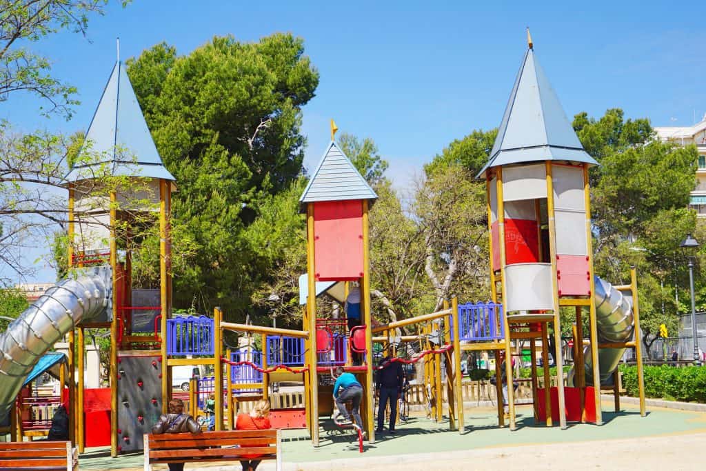 Parc Sa Feixina Spielplatz Palma de Malloca mit Kind