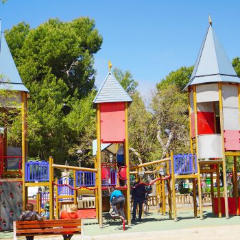 Parc Sa Feixina Spielplatz Palma de Malloca mit Kind