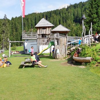 Seiser Alm Dolomiten Wanderweg mit Kindern Naturpfad Baumhaus Spielplatz