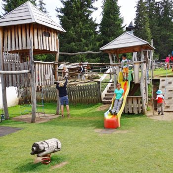 Seiser Alm Dolomiten Wanderweg mit Kindern Spielplatz