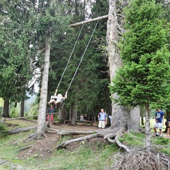Seiser Alm Dolomiten Wanderweg mit Kindern Schaukel