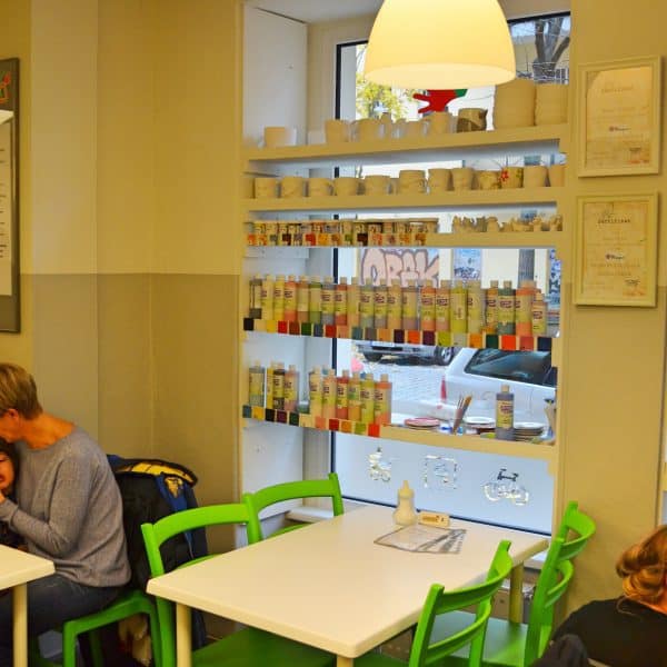 Amitola Kindercafé Kinderladen Restaurant mit Spielecke kinderfreundlich Secondhand