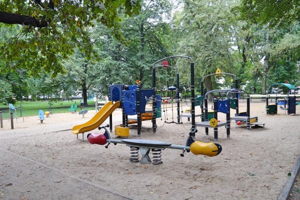 Spielplatz im Park in Warschau