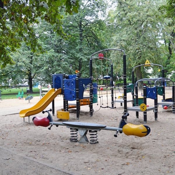 Spielplatz im Park in Warschau