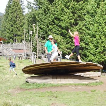 Seiser Alm Dolomiten Wanderweg mit Kindern Spielplatz und Streichelzoo