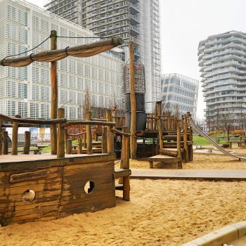 Spielplatz Grasbrookpark, Kinderspielplatz mit Piratenschiff, Elbphilharmonie, Hafencity Hamburg