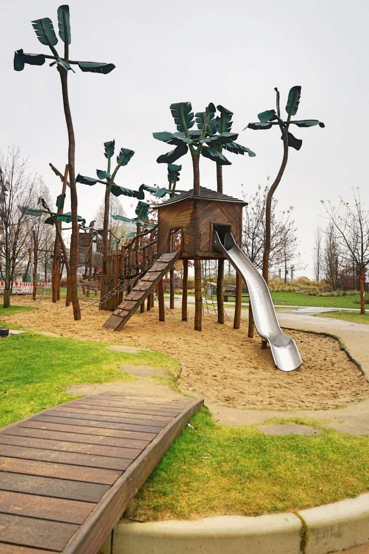 Spielplatz Grasbrookpark, Kinderspielplatz mit Piratenschiff, Elbphilharmonie, Hafencity Hamburg