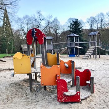 Spielplatz im Rombergpark in Dortmund mit Rutsche und Schaukel und Kleinkindbereich