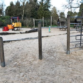 Spielplatz im Rombergpark in Dortmund mit Rutsche und Schaukel und Kleinkindbereich
