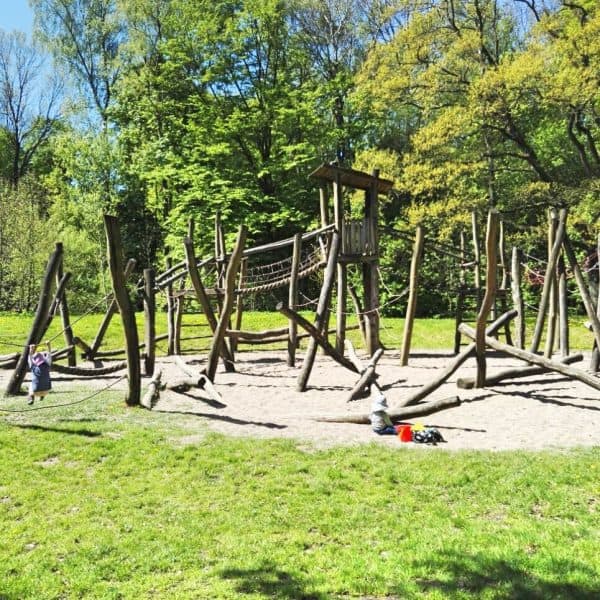 Spielplatz Stellinger Schweiz in Hamburg nahe Hagenbecks Tierpark, mit Seilbahn und Picknick Möglichkeiten
