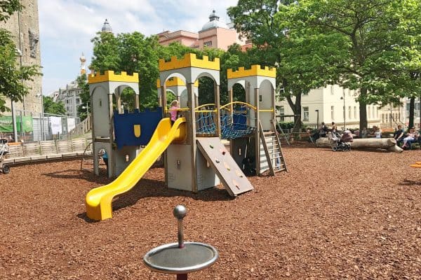 Spielplatz Esterhazypark in Wien, Schaukel, Nestschaukel, Rutsche, Sandkiste