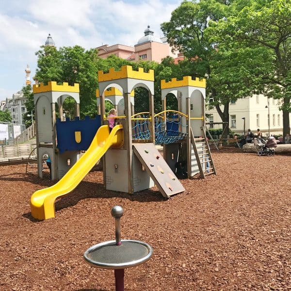 Spielplatz Esterhazypark in Wien, Schaukel, Nestschaukel, Rutsche, Sandkiste