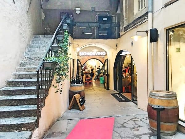 Weinrestaurant in Meran Italien mit kinderfreundlichem Innenhof, winery in Merano Italy with kids-friendly courtyard