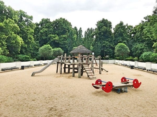 Spielplatz in Köln LIndenthal mit Schaukel, Rutsche und Kletterturm