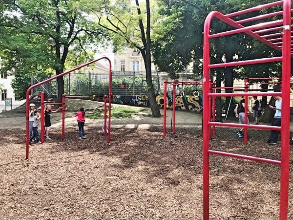 Spielplatz Esterhazypark in Wien, Schaukel, Nestschaukel, Rutsche, Sandkiste, recommended by the urban kids