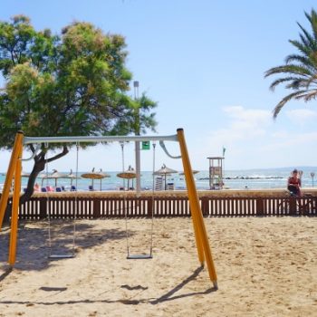 Kinderfreundlicher Stadtstrand ciudad jardin mit Spielplatz bei Palma, Mallorca