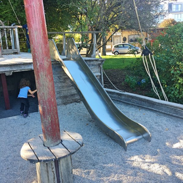 Spielplatz an der Seepromenade am Ammersee mit Kindern