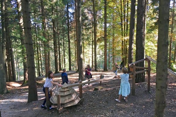 Wandern mit Kindern im Freilichtmuseum Glentleien Kugelbahn im Wald