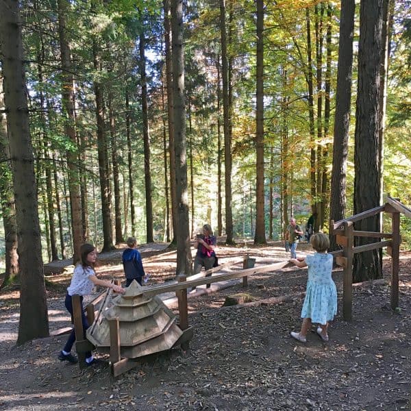 Wandern mit Kindern im Freilichtmuseum Glentleien Kugelbahn im Wald