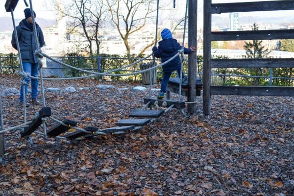Spielplatz Kletterparcours Müllner Schanze in Salzburg mit Kindern -the urban kids