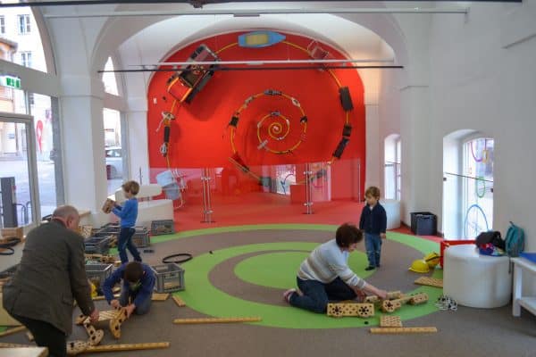 Familienausflug ins Spielzeugmuseum Salzburg mit Kindern; kreative Spielzeuge selber bauen