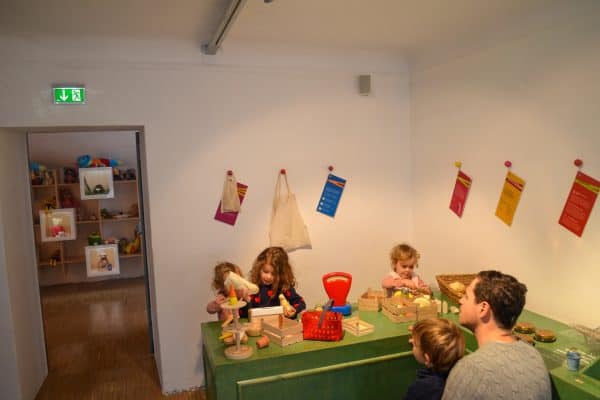Familienausflug ins Spielzeugmuseum Salzburg mit Kindern; Kaufladen