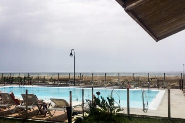 Strandbad Mandala mit Restaurant und Pool in Andalusien mit Kind