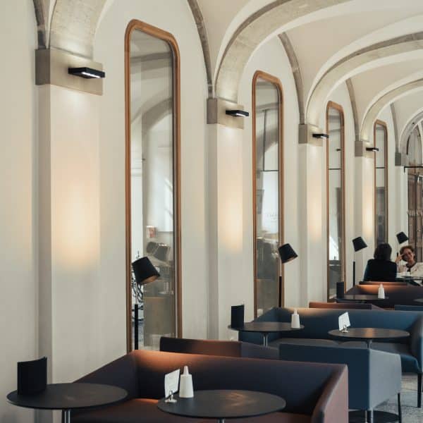moderner Innenbereich des kinderfreundlichen Cafés in Bern - Lesbar