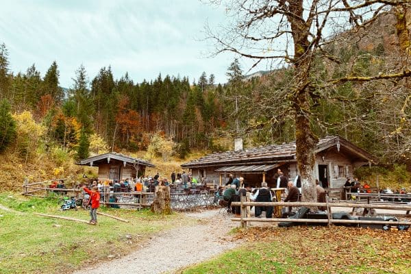 Familienwanderung im Münchner Umland mit Kindern zur Alm Siebenhütten
