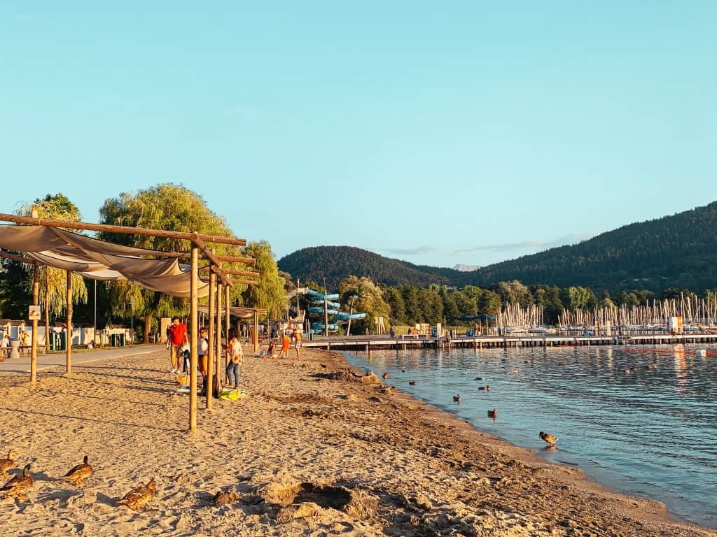 Klagenfurt mit Kind erleben im familienfreundliches Strandbad Klagenfurt am Wörthersee, kinderfreundlich baden und schwimmen