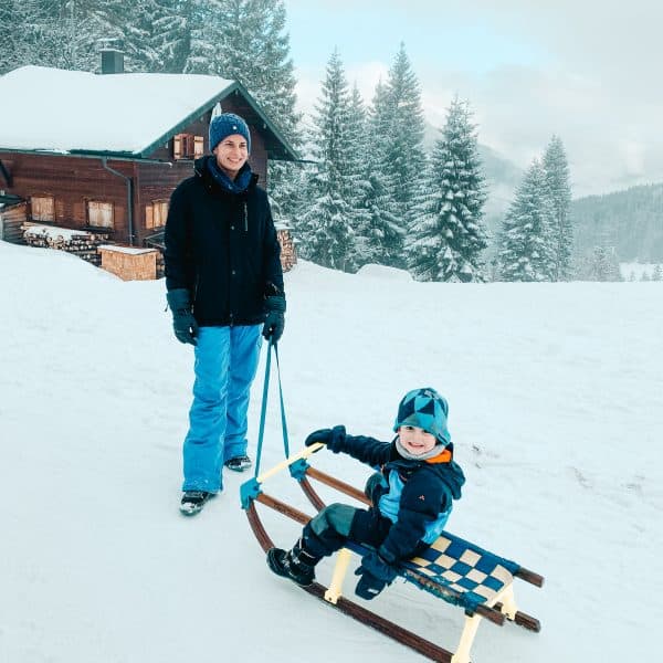 Leichte Bergwanderung im Winter mit Kindern im Münchner Umland - Spitzingsee Firstalm Wanderung und Rodeln mit Kindern