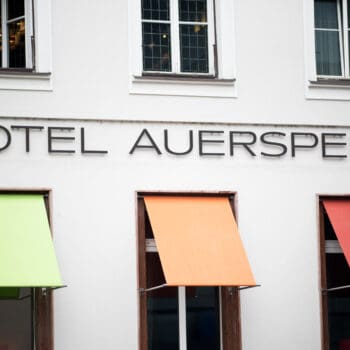 Hotel-fuer-Familien-in-Salzburg-mit-KindernFassade-Foto-Norbert-Kop