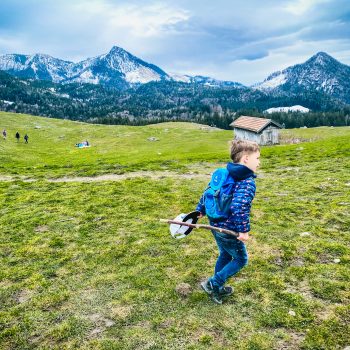 familienfreundliche Wanderung mit Kindern im Chiemgauer Land zum Heubgerg - Krokusblüte - Krokuswiese