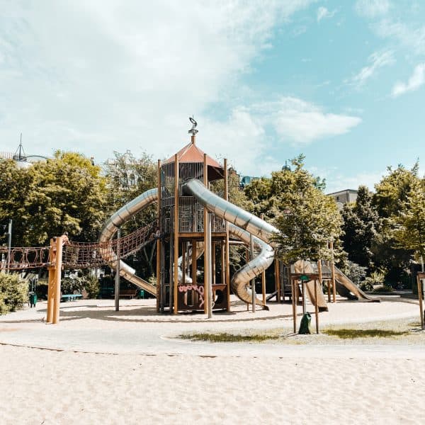 Abenteuerspielplatz Heglerstraße in Magdeburg mit Kindern