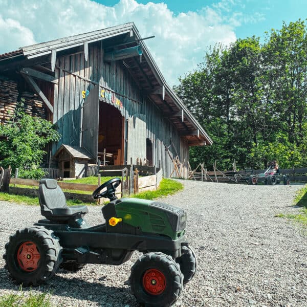 Ausflugsziel für Familien im Allgäu - der Bauernhof Krötz mit Käserei, Spielplatz und Streichelzoo