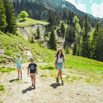 Wandern mit Kindern im Allgäu am Isler in Bad Hindelang mit Einkehr in der Wiedhag Alpe mit Spielplatz