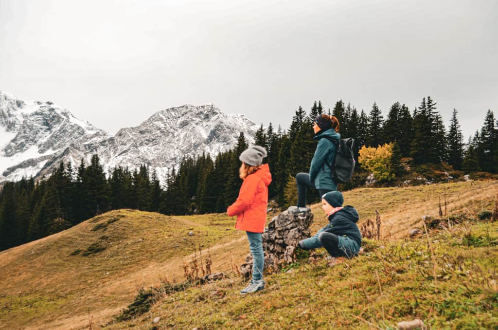 Urlaub in Österreich mit Kindern, Ideen für Ausflüge und kinderfreunliche Hotels, Familienurlaub in Warth am Arlberg; Urlaub in der Natur