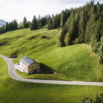 Das schönste Ferienhaus in den Bergen mit der schönsten Aussicht - Tipp für den Familienurlaub im Bregenzer Wald mit Kindern - Halwinna Hideaway im Bregenzerwald