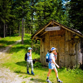 familienurlaub österreich Wandern mit Kindern in der Ramsau am Dachstein: Natur- und Umwelterlebnispfad am Sattelberg