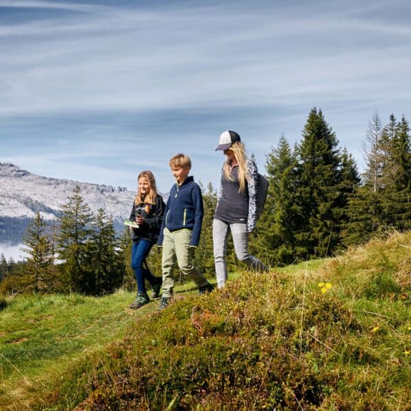 Bergsommergeschichten schreiben und in den Reka-Feriendörfern Natur und Nachhaltigkeit mit dem Swisstainable Kids verbinden.