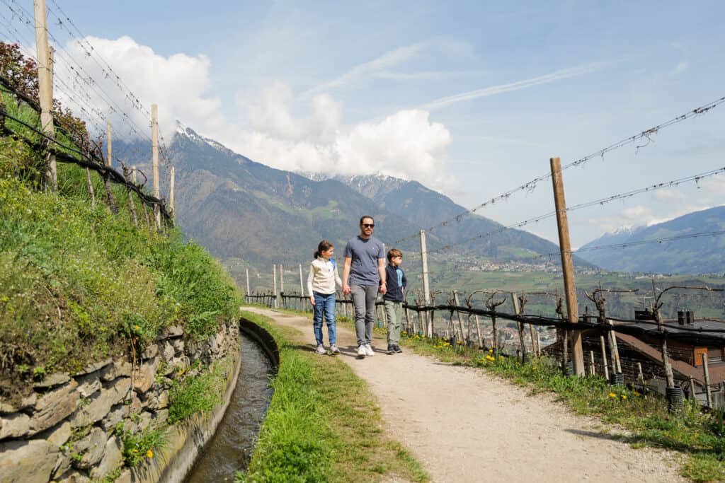 Familienwanderung Südtirol - Eichhörnchenweg am Marlinger Waalweg, Wandern mit Kindern: Diese Bergregionen wecken das Bergfieber bei den Kleinen!