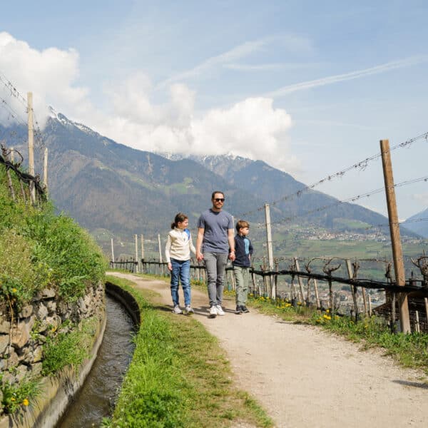 Familienwanderung Südtirol - Eichhörnchenweg am Marlinger Waalweg